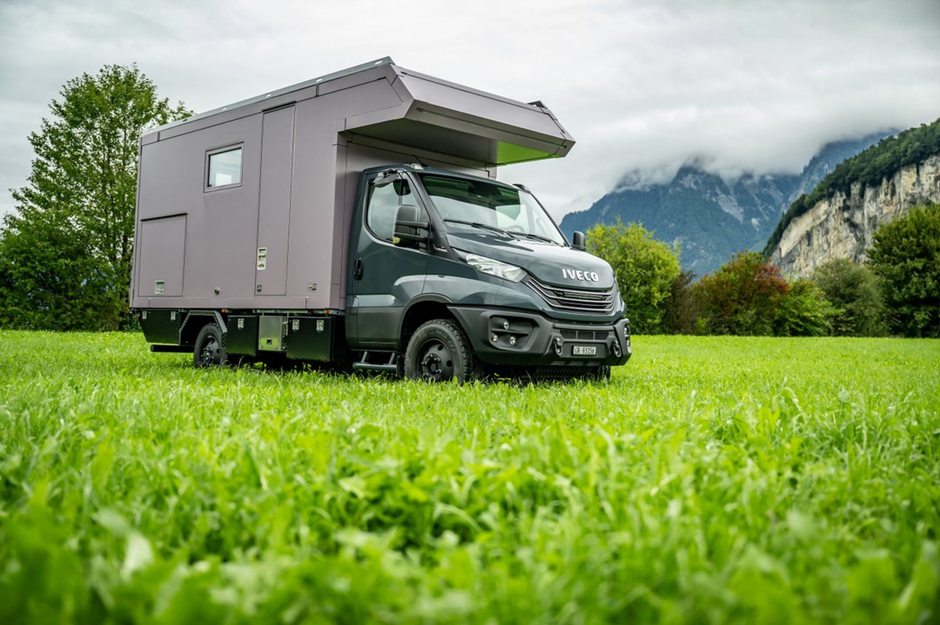 Expeditionsmobil Pflümli ist ein Kistenuaufbau auf Basis eines Ivecos Daily 4x4 Baujahr 2024