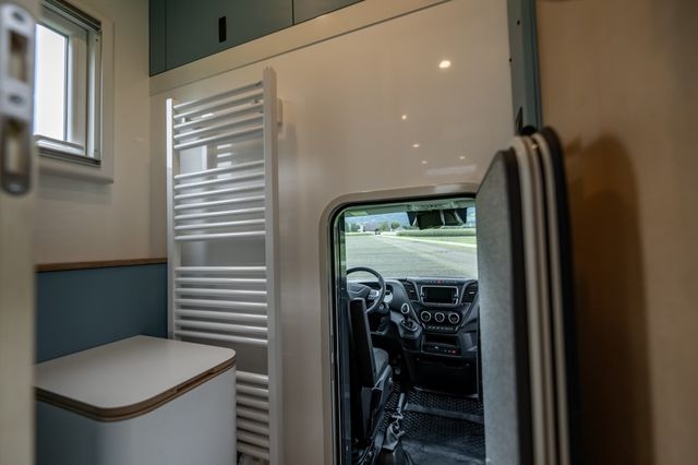 Durchgang zur Fahrerkabine vom Iveco Daily 4x4. Ausgebaut und umgesetzt nach Kundenwunsch