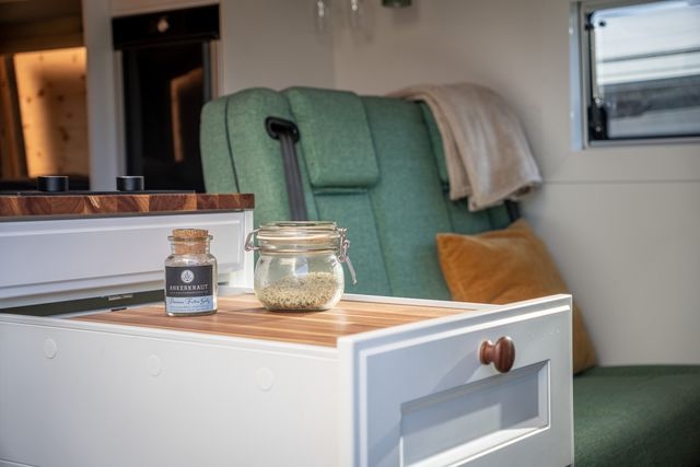 Ablage neben der Küche Otto 5.0. Cocoon Vans GmbH