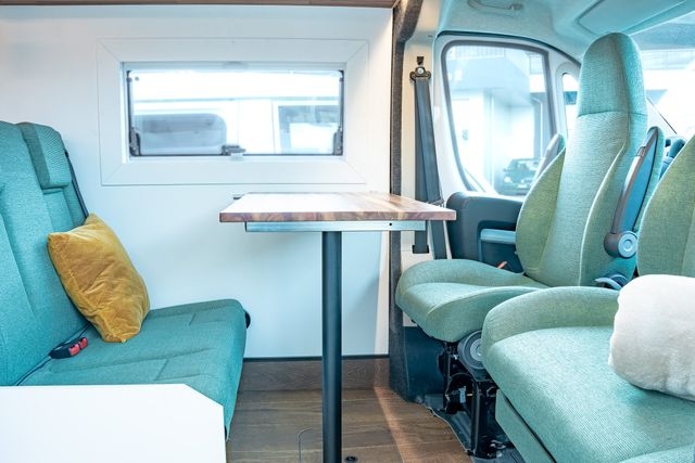 umgerüstete Drehsitze Platz für 5 Personen im Camper Van