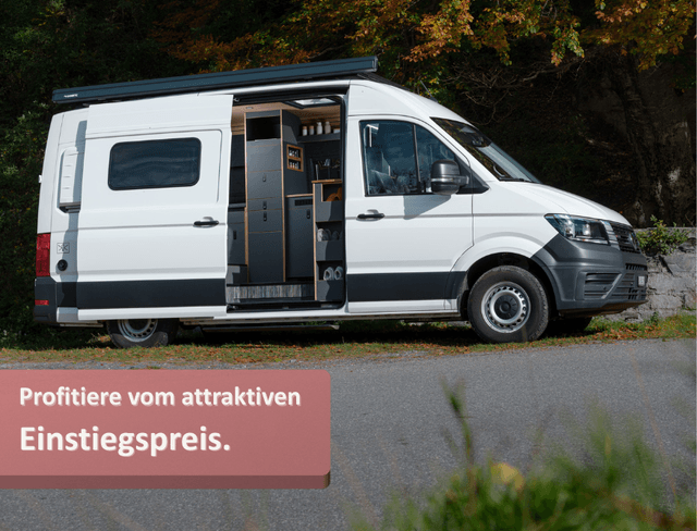 Kleinserie Patgific von Cocoon Vans in der aussenansicht. Ein weisser VW Crafter mit geöffneter Schiebetür die den Blick auf einen Teil der Küchen freigibt