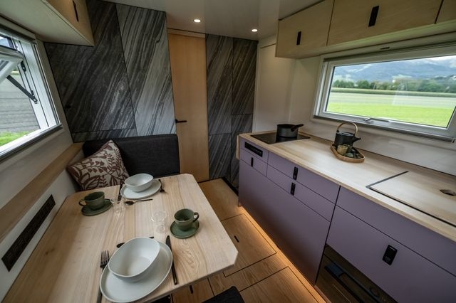 Küche und Wohnbereich im Iveco Daily 4x4