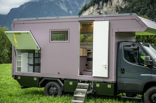 Iveco Daily 4x4 Expeditionsfahrzeug ausgebaut in der Schweiz mit geräumiger Wohnnkabine