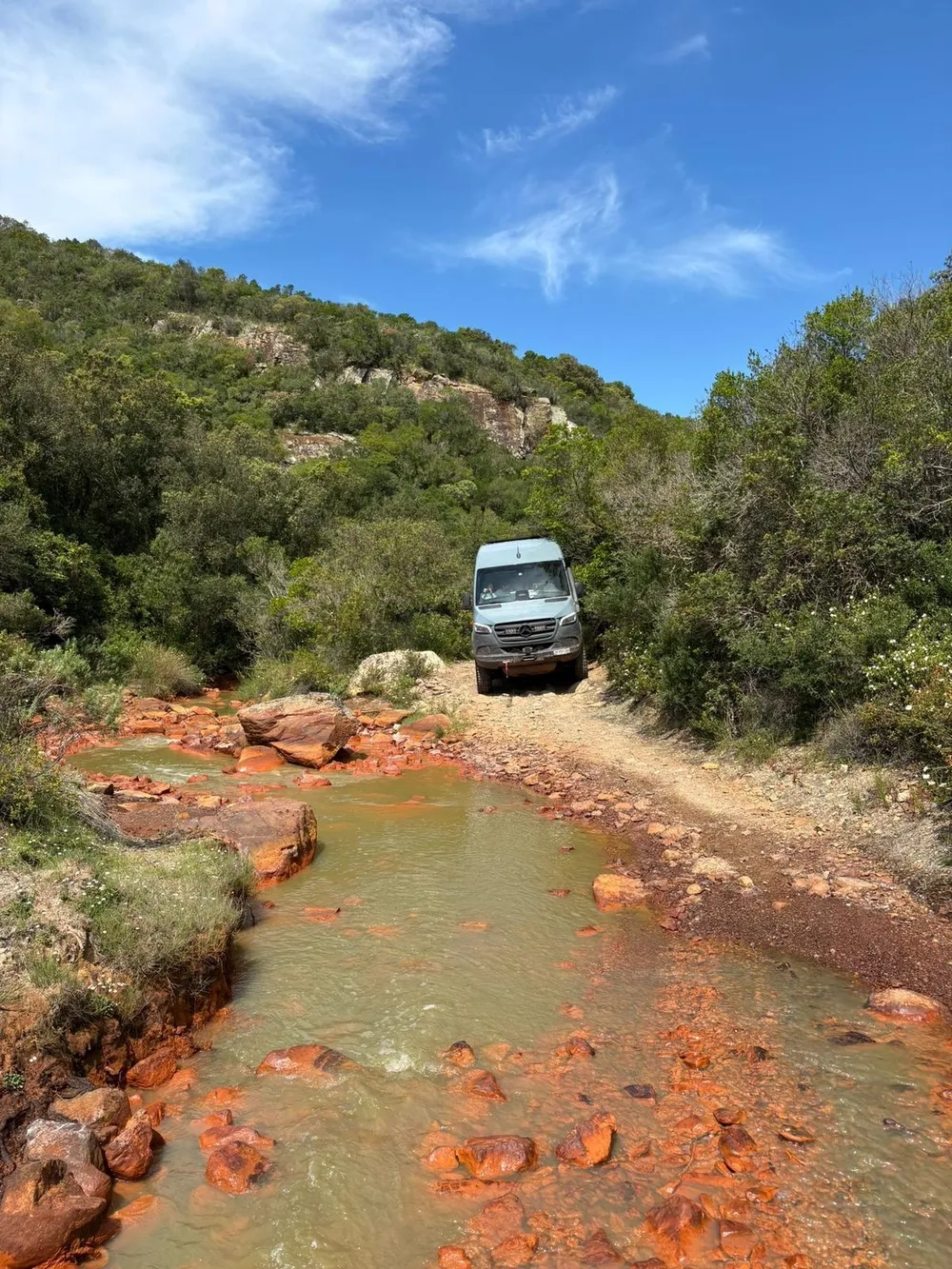Mercedes Sprinter Zora im Einsatz auf Sardinien vor einer Flussüerquerung