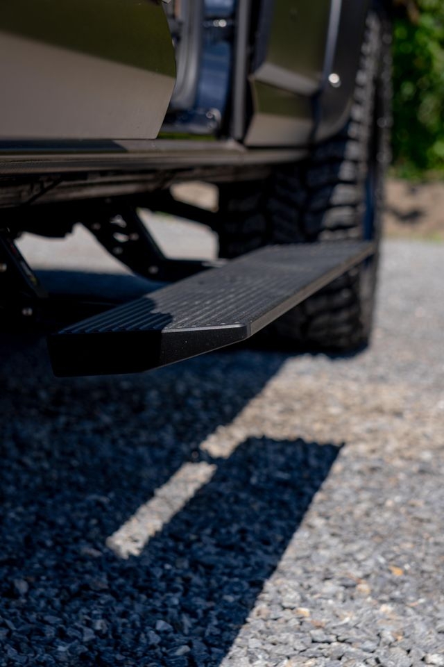 Elektronischer Tritt für den Ein und Ausstieg aus dem Camper Van von Cocoon Vans