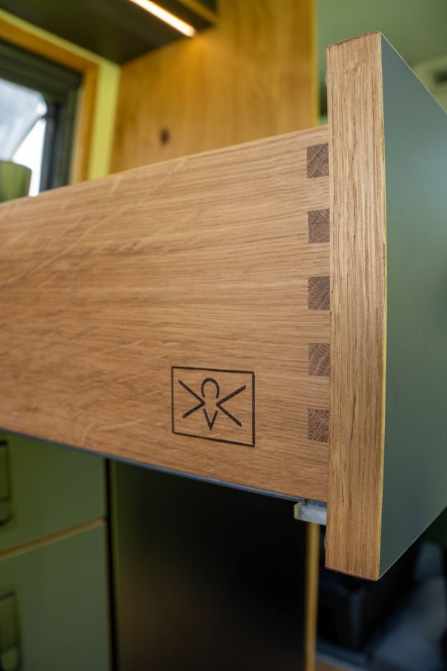 Cocoon Vans Logo bei den Küchenschubladen