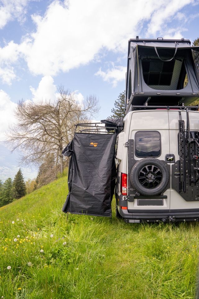 Aussendusche mit Vorhang für mehr Privatsphäre beim Campen